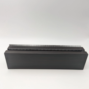 Top view of a 22 cm black professional stainless steel quilling comb with dual rows of fine 2 mm-spaced teeth. One side is numbered from the center outward, and the other from right to left, designed for right-handed quillers. Short teeth reduce obstruction for easier paper looping and removal.
