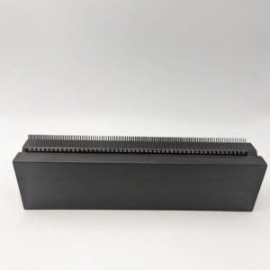 Top view of a 22 cm black professional stainless steel quilling comb with dual rows of fine 2 mm-spaced teeth. One side is numbered from the center outward, and the other from right to left, designed for right-handed quillers. Short teeth reduce obstruction for easier paper looping and removal.
