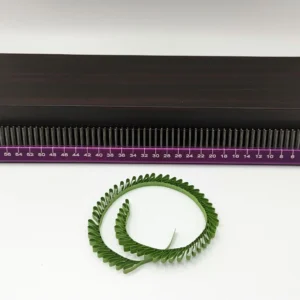 Professional 25 cm stainless steel quilling comb with purple handle, dual rows of 4 mm-spaced teeth, and numbering for right-handed use