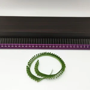 Professional 25 cm stainless steel quilling comb with purple handle, dual rows of 4 mm-spaced teeth, and numbering for right-handed use