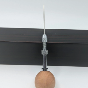 Swivel-headed quilling needle with wooden ball handle and medium extended slotted tip