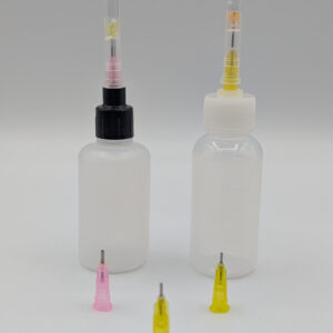 Full glue bottle kit with five tips laid out in fan shape (Presents complete set: 2 bottles + 5 needle tips clearly visible)